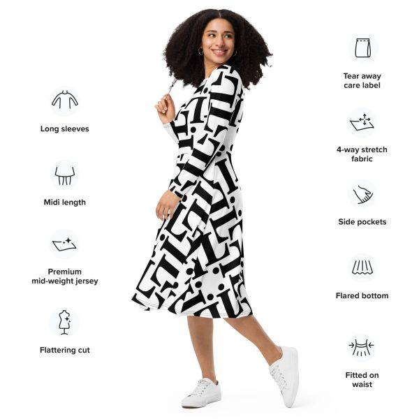 Modelo con vestido midi CODE NOIR blanco y negro con estampado tipográfico integral