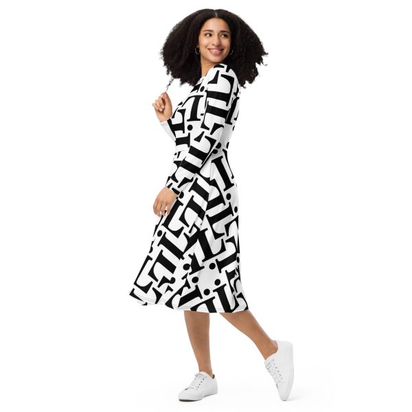 Modelo con vestido midi CODE NOIR blanco y negro con estampado tipográfico integral