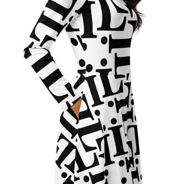 Modelo con vestido midi CODE NOIR blanco y negro con estampado tipográfico integral