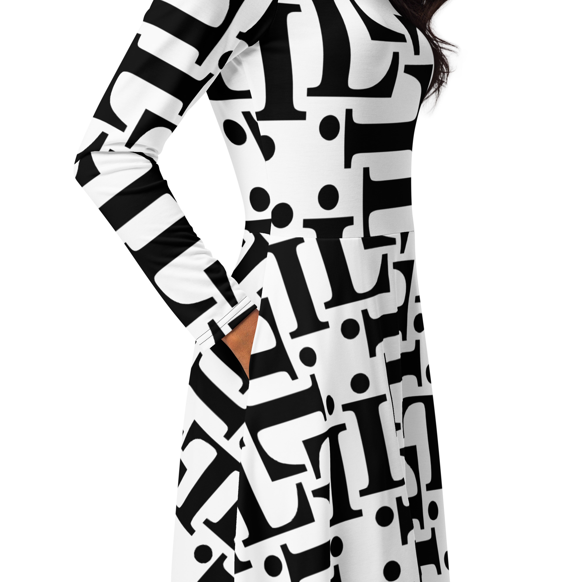 Modelo con vestido midi CODE NOIR blanco y negro con estampado tipográfico integral