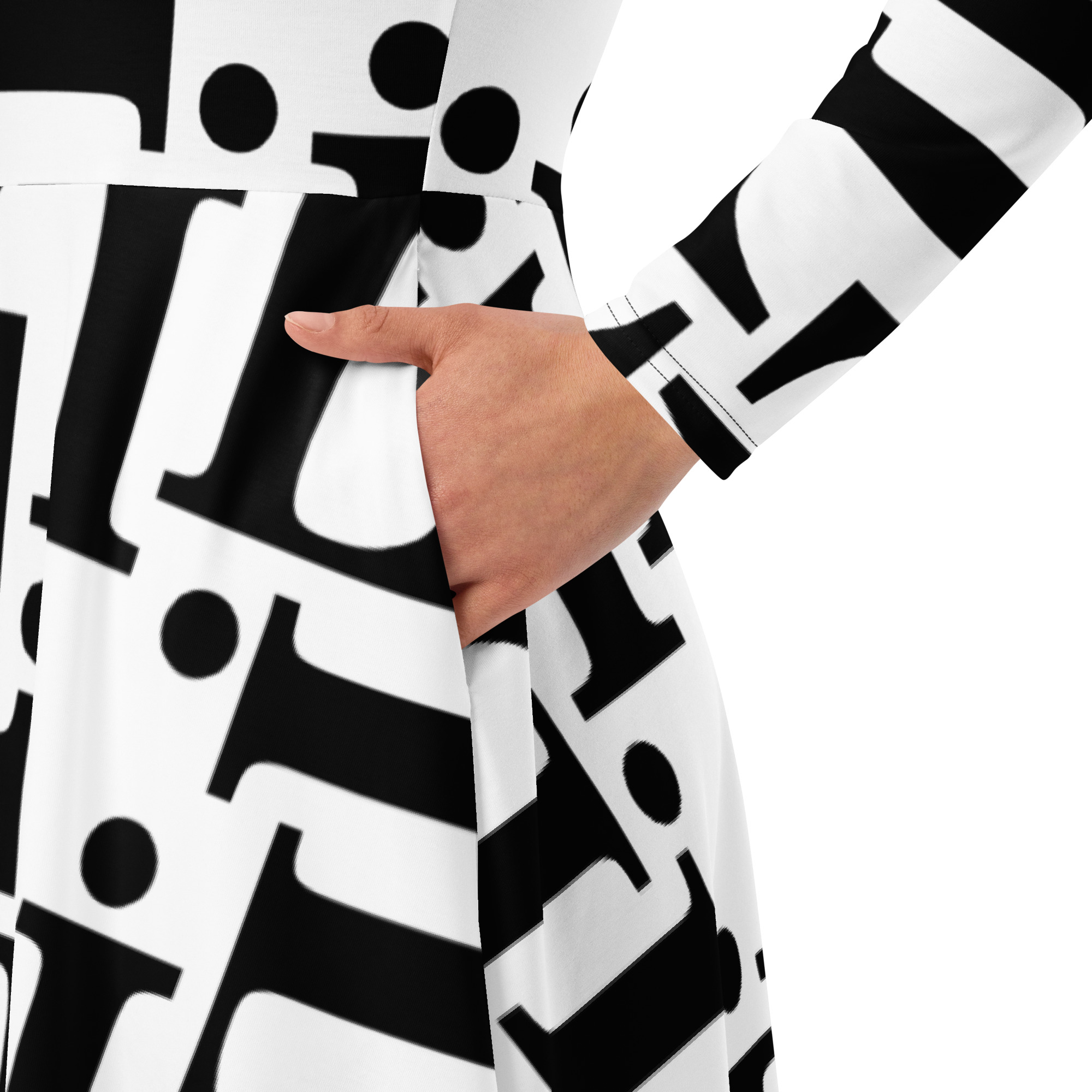 Modelo con vestido midi CODE NOIR blanco y negro con estampado tipográfico integral