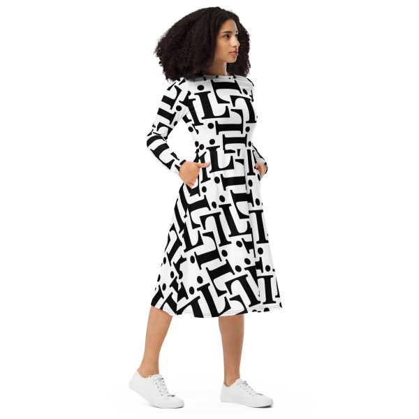 Modelo con vestido midi CODE NOIR blanco y negro con estampado tipográfico integral