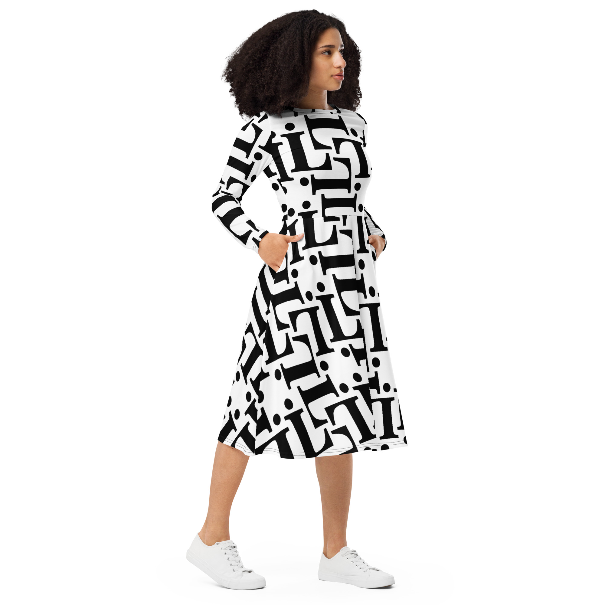 Modelo con vestido midi CODE NOIR blanco y negro con estampado tipográfico integral