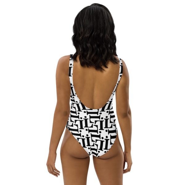 Modelo mujer con bañador blanco y negro CODE NOIR de espalda escotada