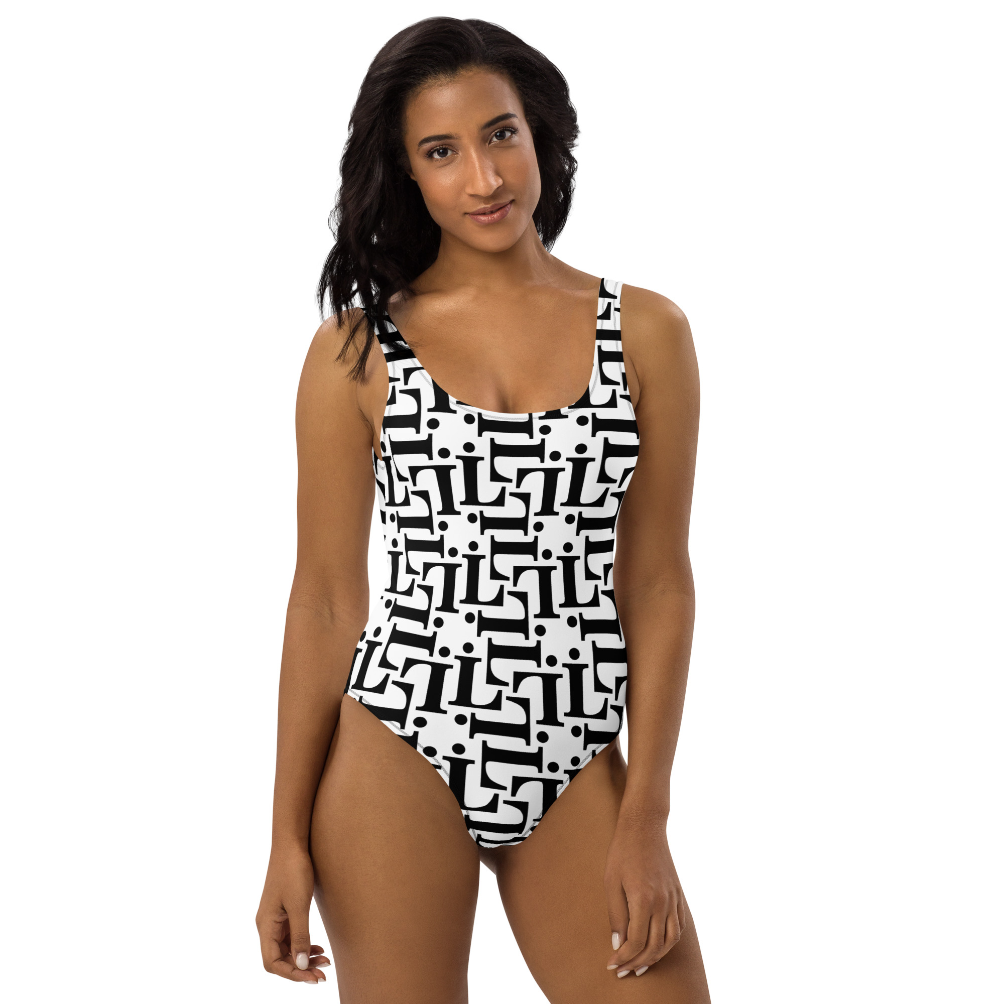 Modelo mujer con bañador blanco y negro CODE NOIR de espalda escotada