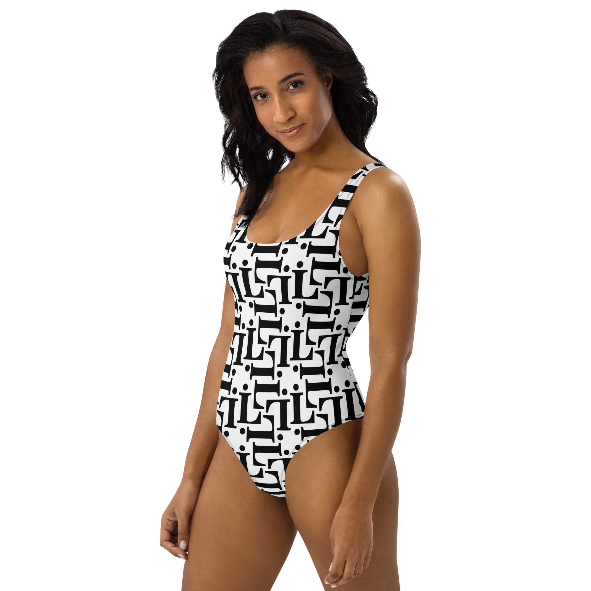 Modelo mujer con bañador blanco y negro CODE NOIR de espalda escotada