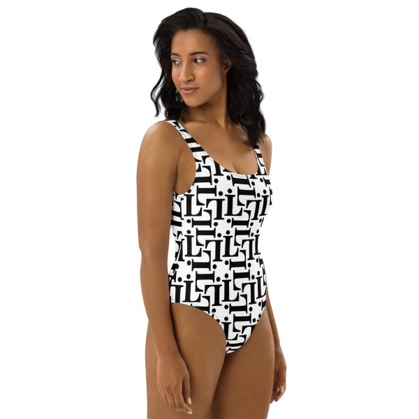 Modelo mujer con bañador blanco y negro CODE NOIR de espalda escotada