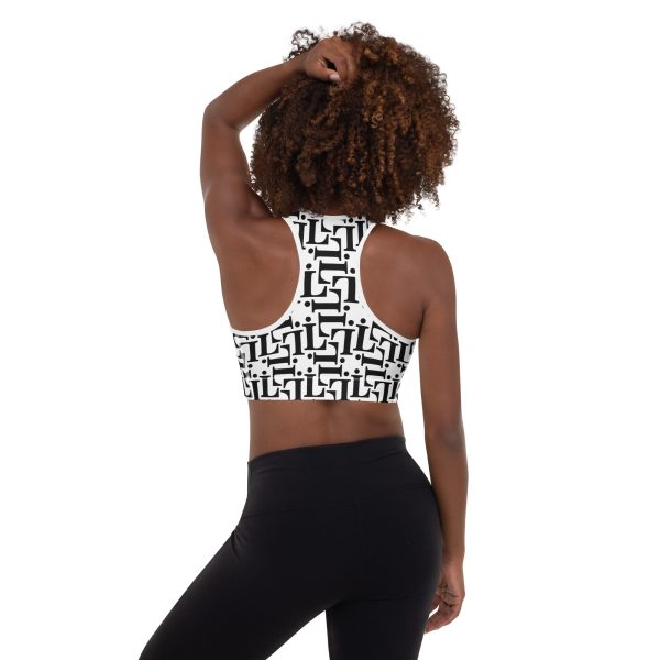 Modelo vistiendo sujetador deportivo tipográfico blanco y negro – CODE NOIR