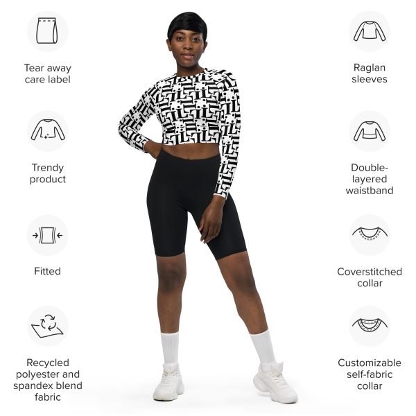 Mujer con top corto manga larga con estampado tipográfico integral blanco y negro – colección CODE NOIR