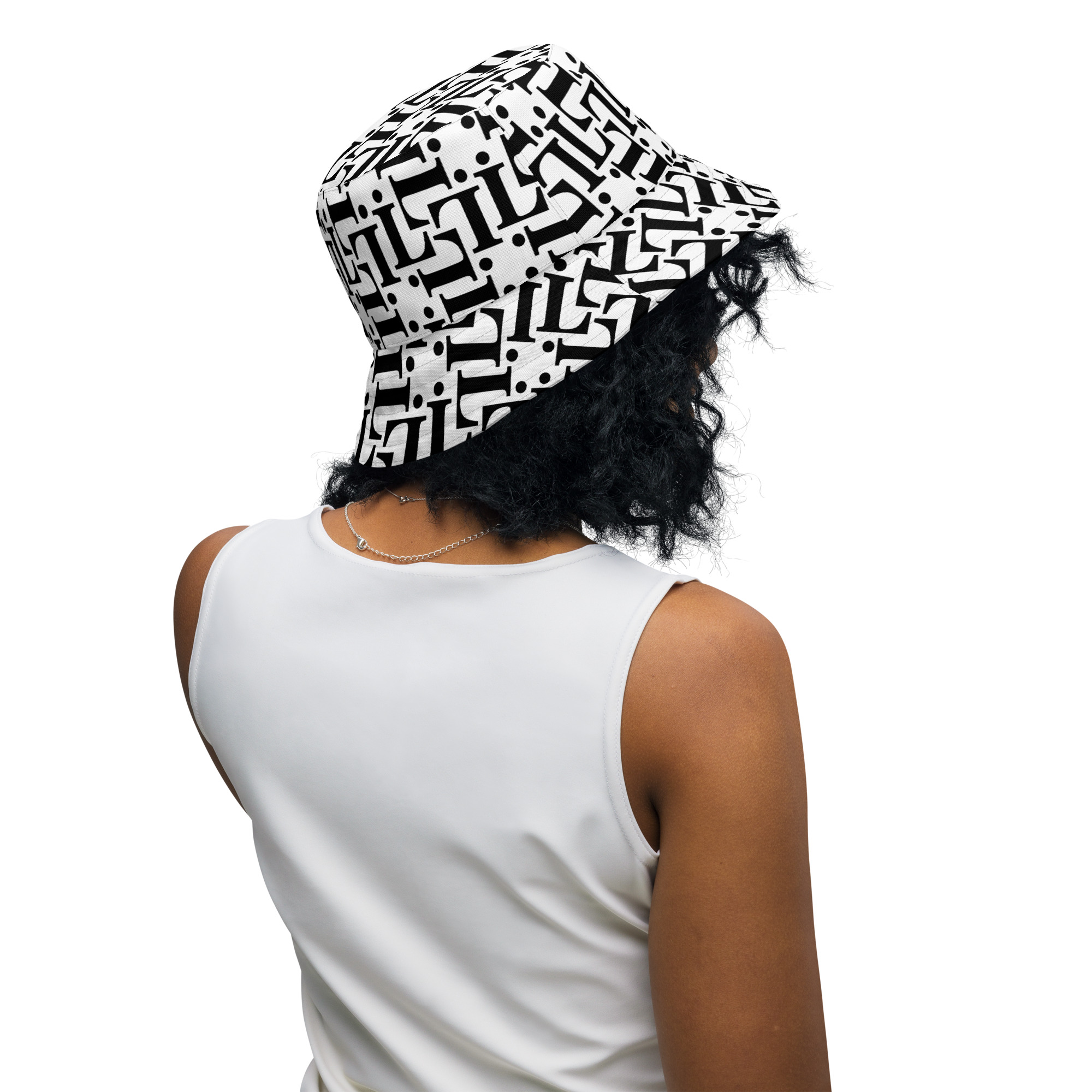 Sombrero urbano reversible blanco y negro con diseño tipográfico – colección Code Noir