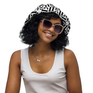 Sombrero urbano reversible blanco y negro con diseño tipográfico – colección Code Noir
