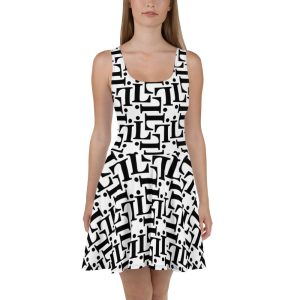 Mujer con vestido skater tipográfico blanco y negro estilo urbano CODE NOIR