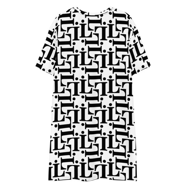 Modelo con vestido estilo camiseta CODE NOIR en blanco y negro con patrón tipográfico integral.