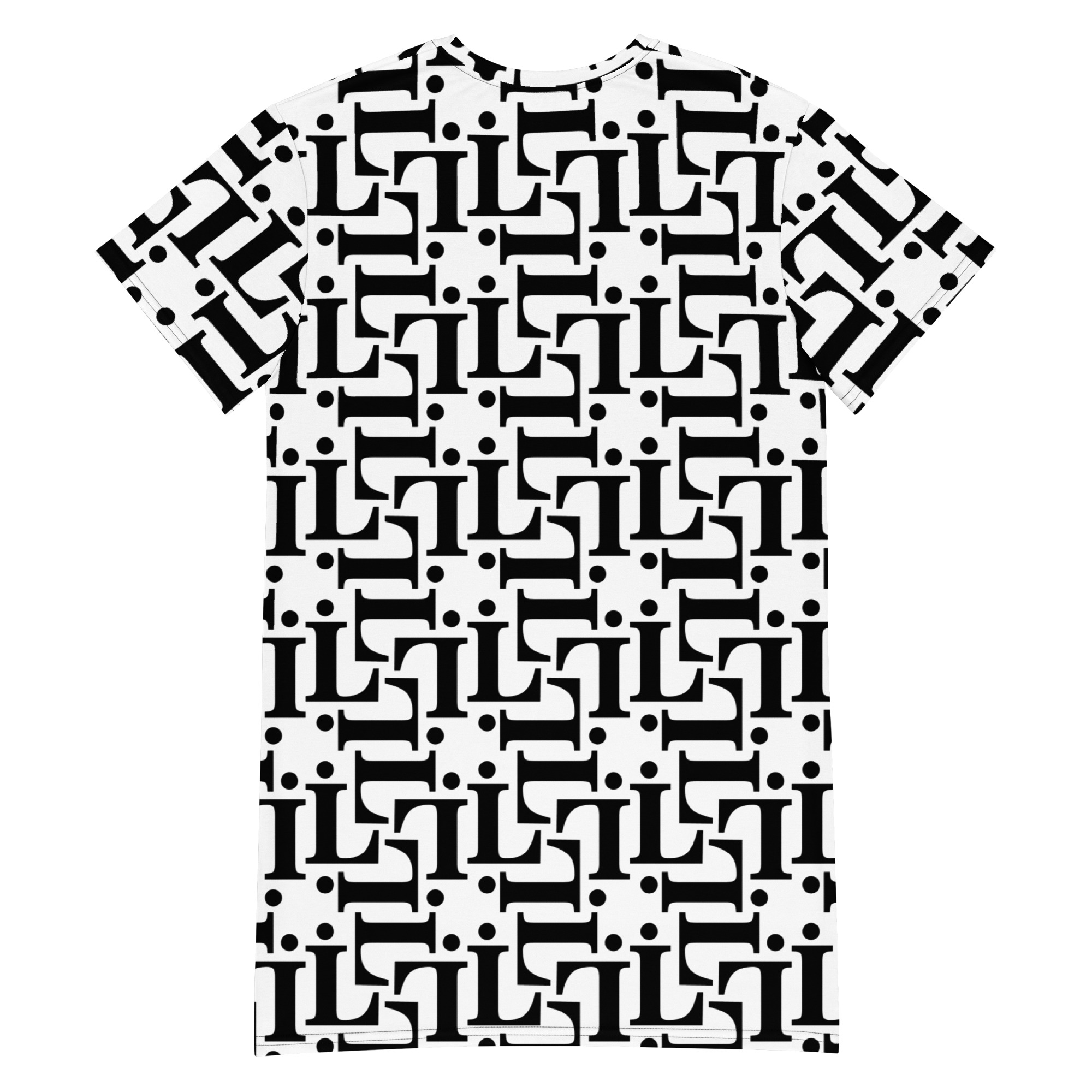 Modelo con vestido estilo camiseta CODE NOIR en blanco y negro con patrón tipográfico integral.