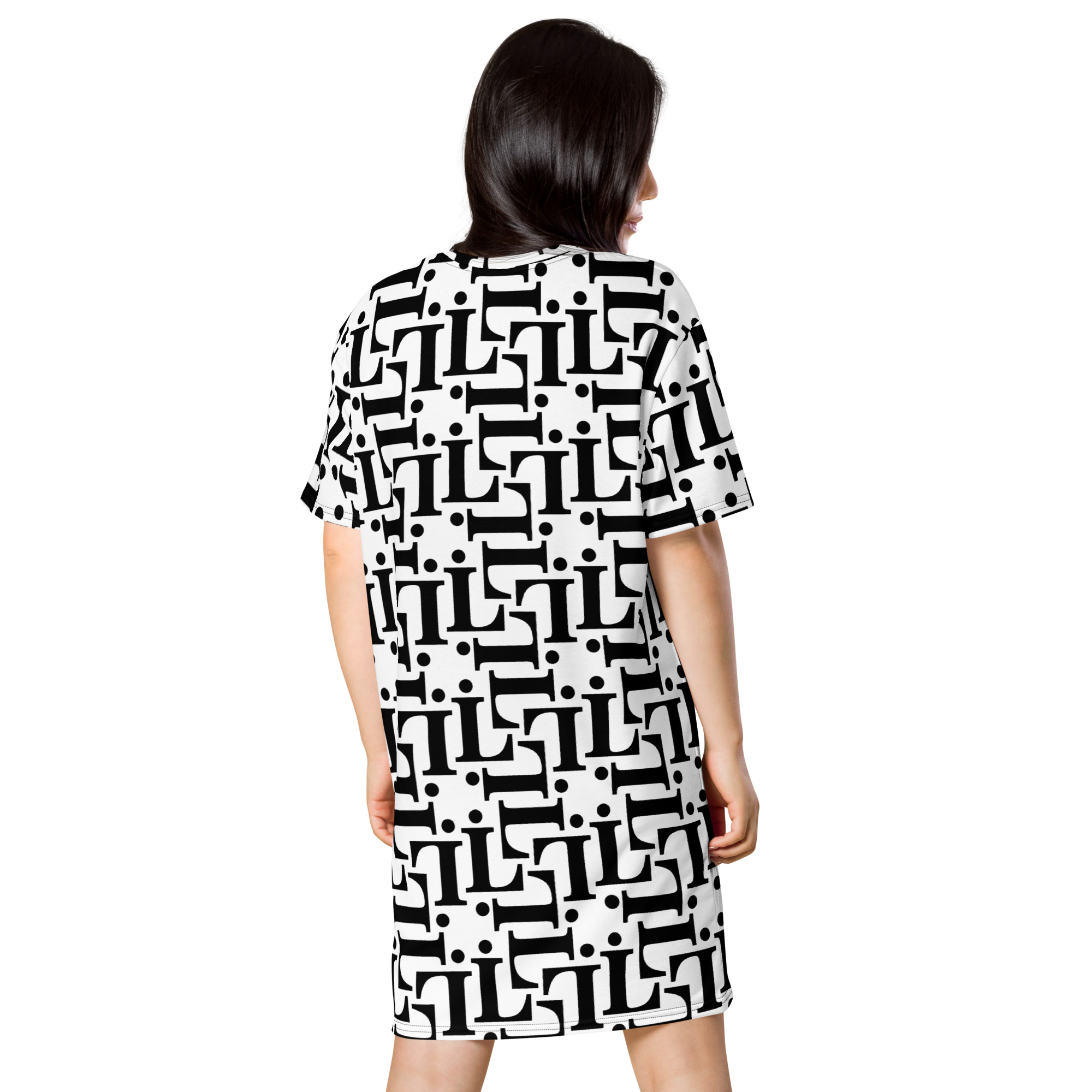 Modelo con vestido estilo camiseta CODE NOIR en blanco y negro con patrón tipográfico integral.