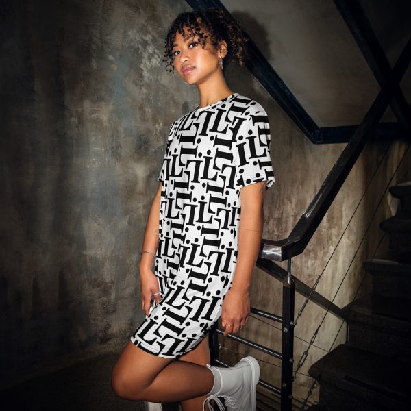 Modelo con vestido estilo camiseta CODE NOIR en blanco y negro con patrón tipográfico integral.