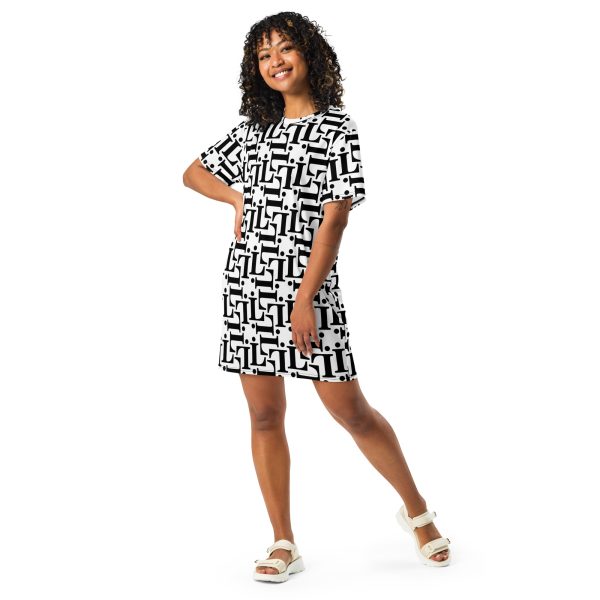 Modelo con vestido estilo camiseta CODE NOIR en blanco y negro con patrón tipográfico integral.
