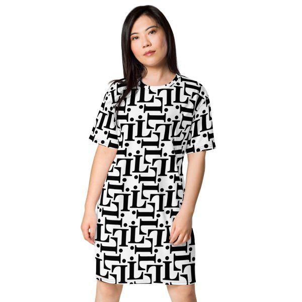 Modelo con vestido estilo camiseta CODE NOIR en blanco y negro con patrón tipográfico integral.