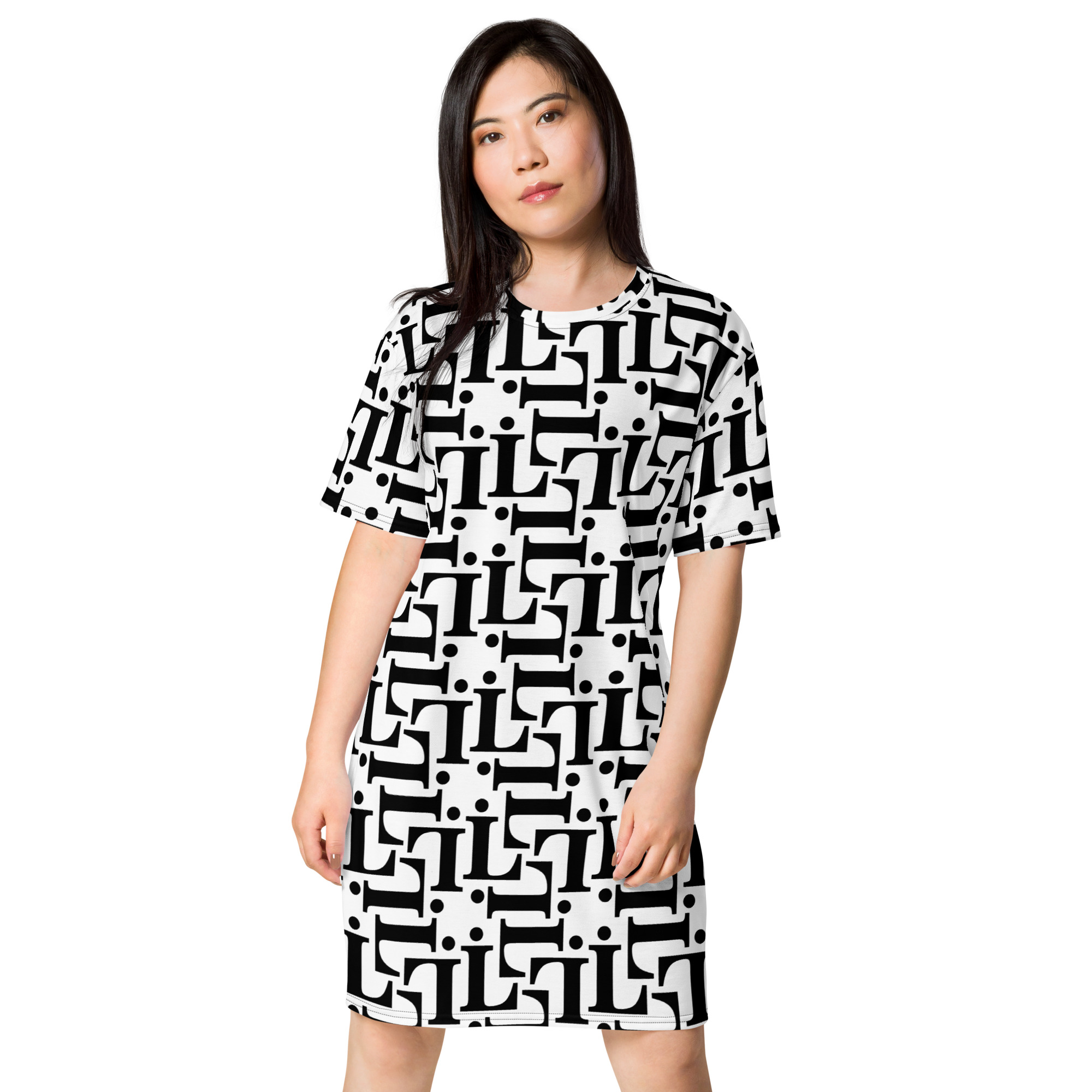 Modelo con vestido estilo camiseta CODE NOIR en blanco y negro con patrón tipográfico integral.
