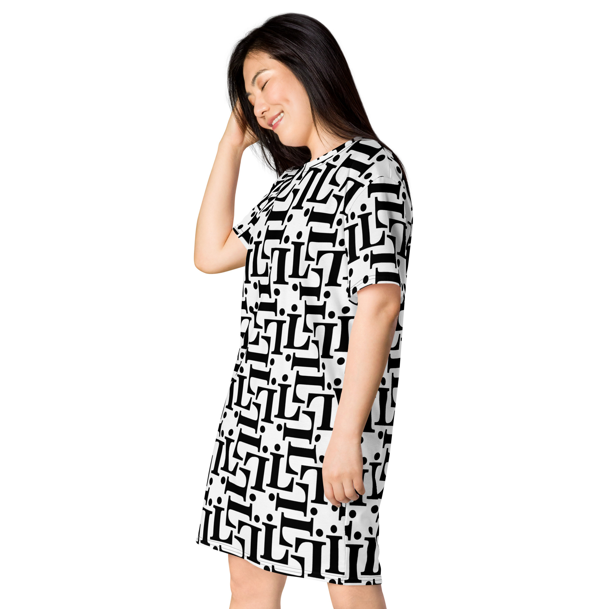 Modelo con vestido estilo camiseta CODE NOIR en blanco y negro con patrón tipográfico integral.