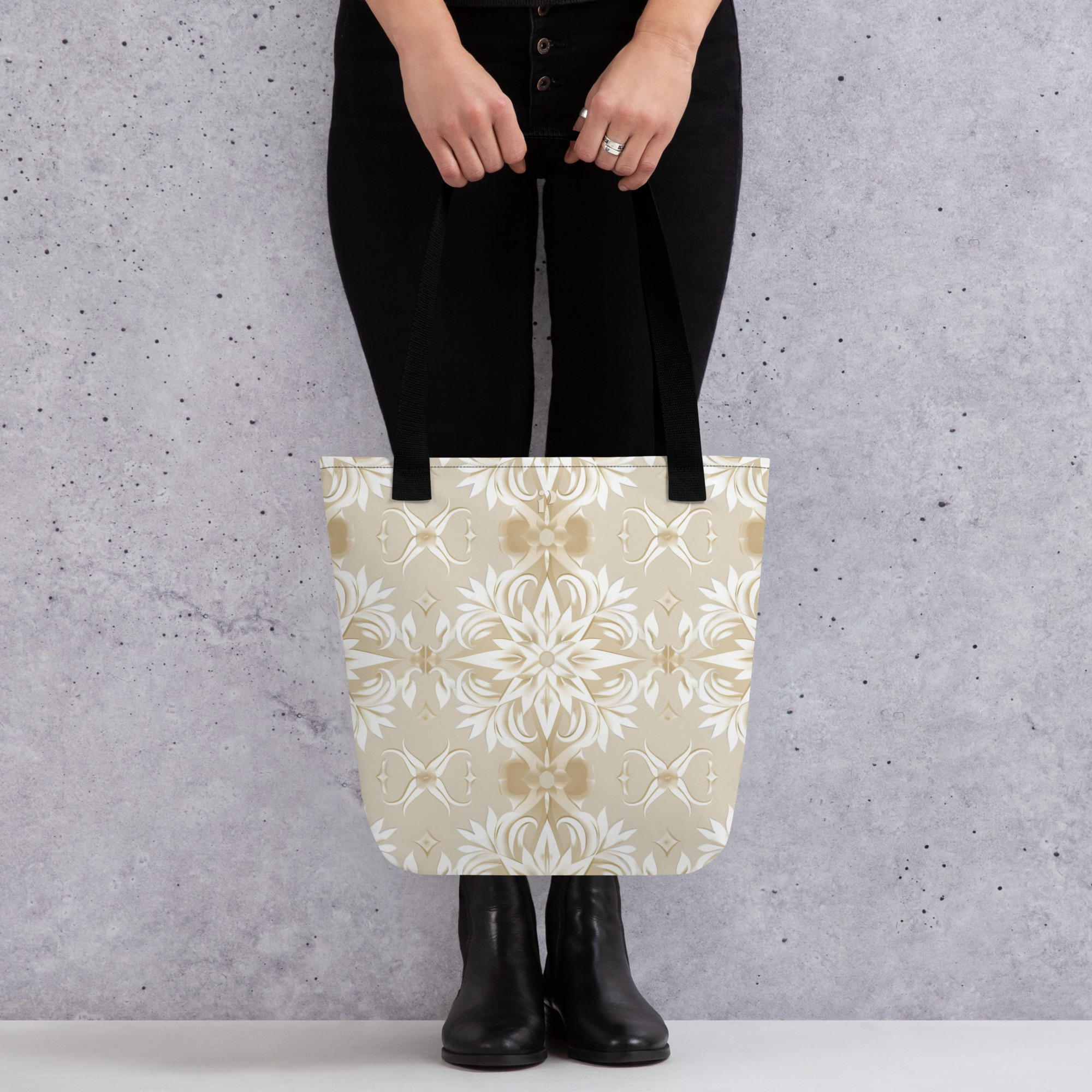 Tote bag floral beige Soft Bloom sobre fondo neutro, asas negras