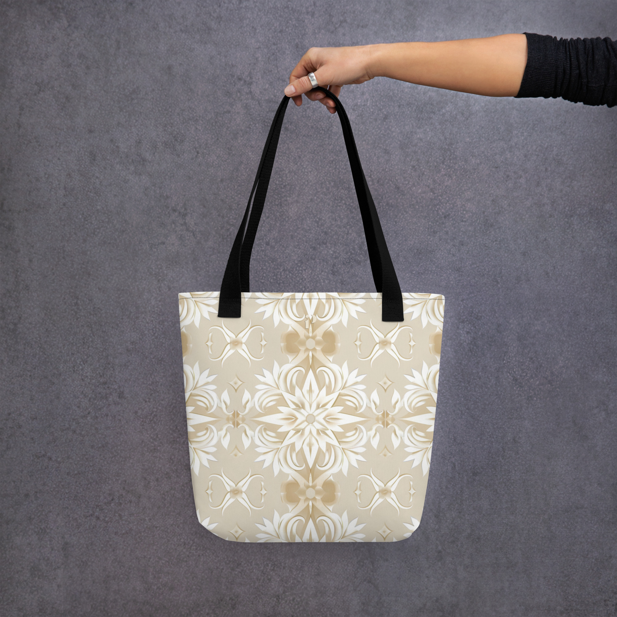 Tote bag floral beige Soft Bloom sobre fondo neutro, asas negras