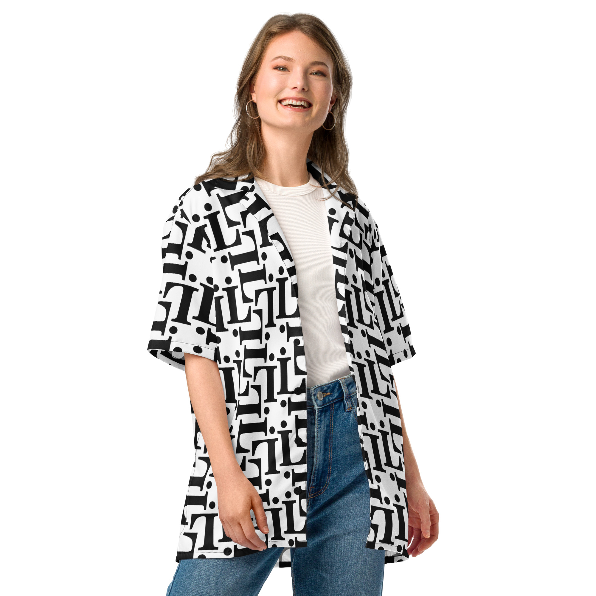 Camisa estampada CODE NOIR – modelo unisex con fondo blanco y diseño tipográfico negro