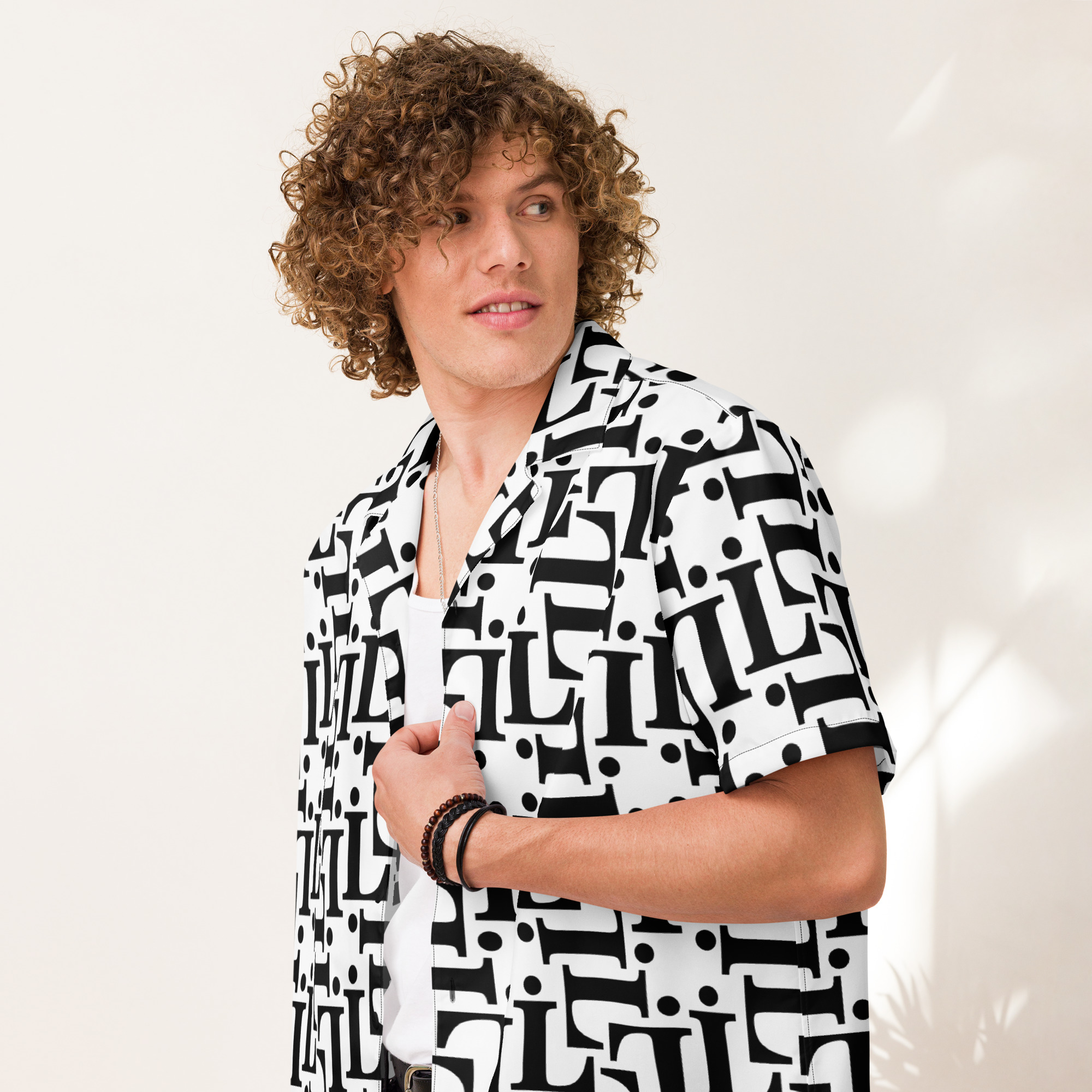 Camisa estampada CODE NOIR – modelo unisex con fondo blanco y diseño tipográfico negro