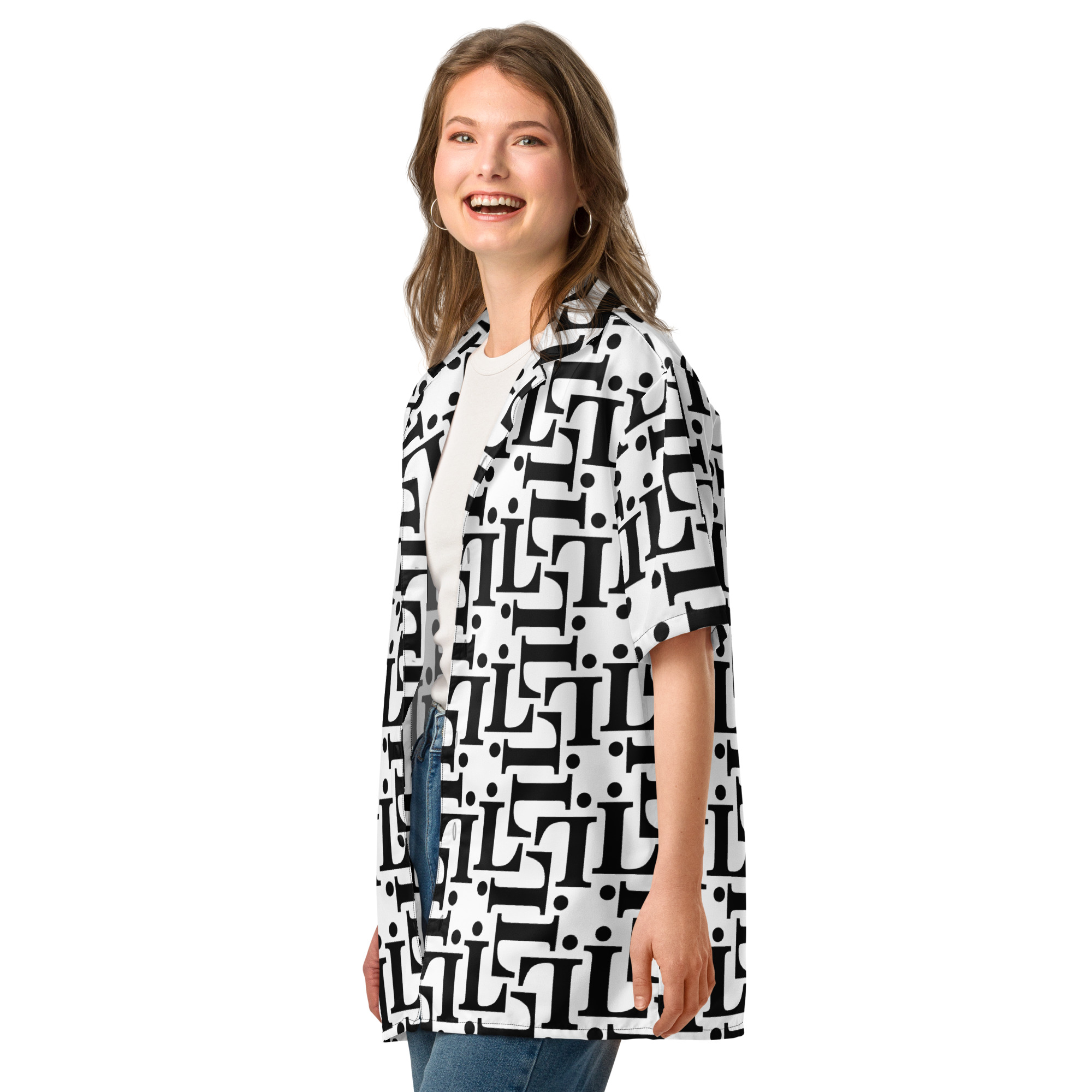 Camisa estampada CODE NOIR – modelo unisex con fondo blanco y diseño tipográfico negro