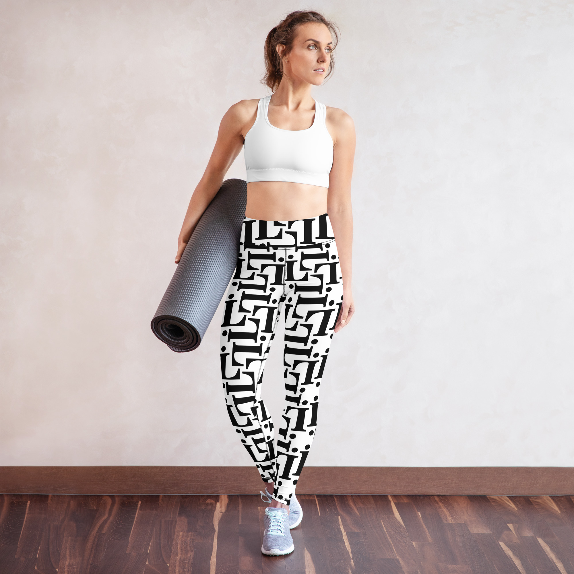 Leggings de yoga blancos con estampado negro CODE NOIR – vista frontal modelo mujer