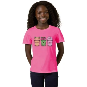 Niña con camiseta blanca con diseño kawaii de tres bubble teas sonrientes