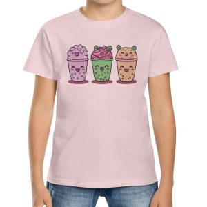 Niña con camiseta rosa all-over de Bubble Tea Squad, estampado de té de burbujas kawaii en colores pastel.