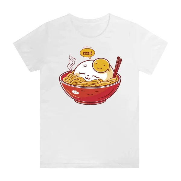 Mujer con camiseta rosa Lazy Ramen Club con bol de ramen dormido, estilo kawaii.