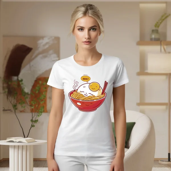 Mujer con camiseta rosa Lazy Ramen Club con bol de ramen dormido, estilo kawaii.