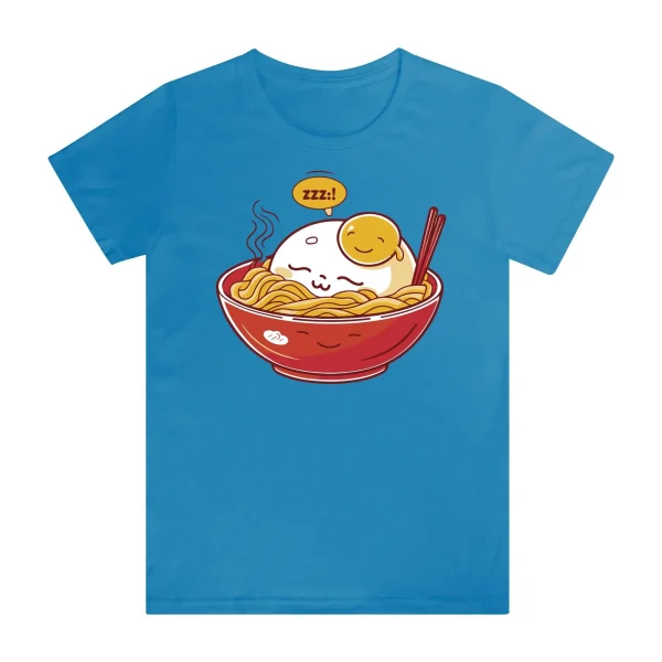 Mujer con camiseta rosa Lazy Ramen Club con bol de ramen dormido, estilo kawaii.