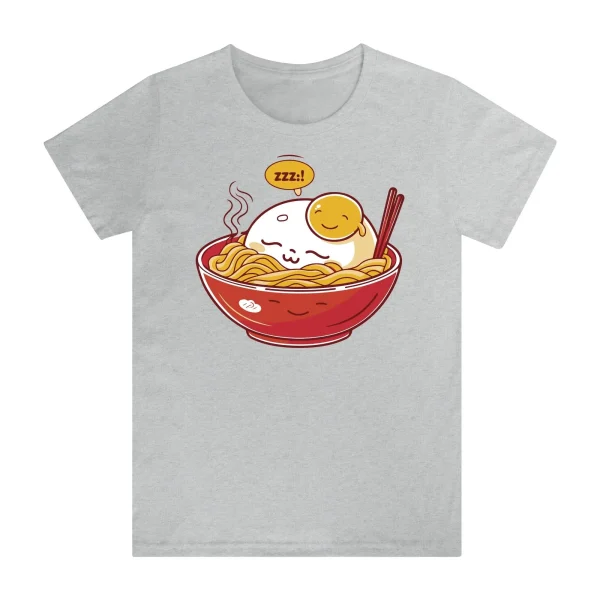 Mujer con camiseta rosa Lazy Ramen Club con bol de ramen dormido, estilo kawaii.