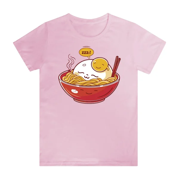 Mujer con camiseta rosa Lazy Ramen Club con bol de ramen dormido, estilo kawaii.