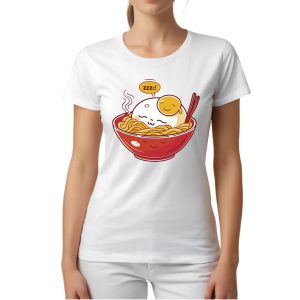 Mujer con camiseta rosa Lazy Ramen Club con bol de ramen dormido, estilo kawaii.