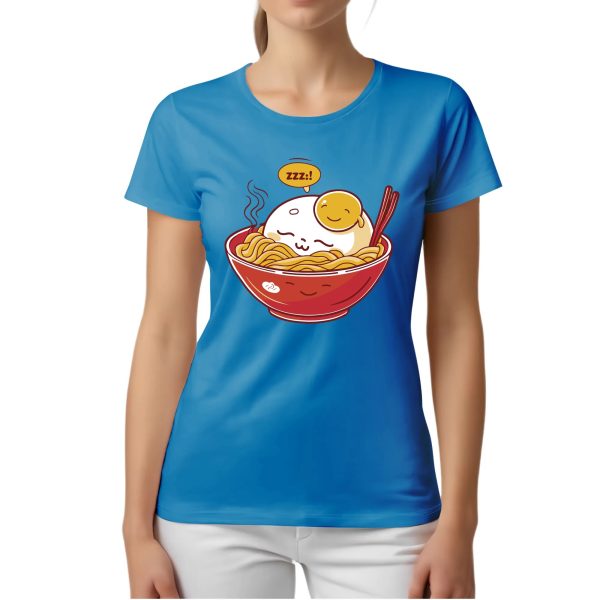 Mujer con camiseta rosa Lazy Ramen Club con bol de ramen dormido, estilo kawaii.