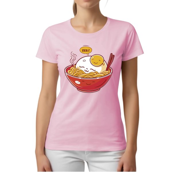 Mujer con camiseta rosa Lazy Ramen Club con bol de ramen dormido, estilo kawaii.