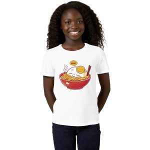 Niña sonriendo con camiseta rosa “Ramen Nap” en jardín, diseño de bowl de ramen con huevo dormido.