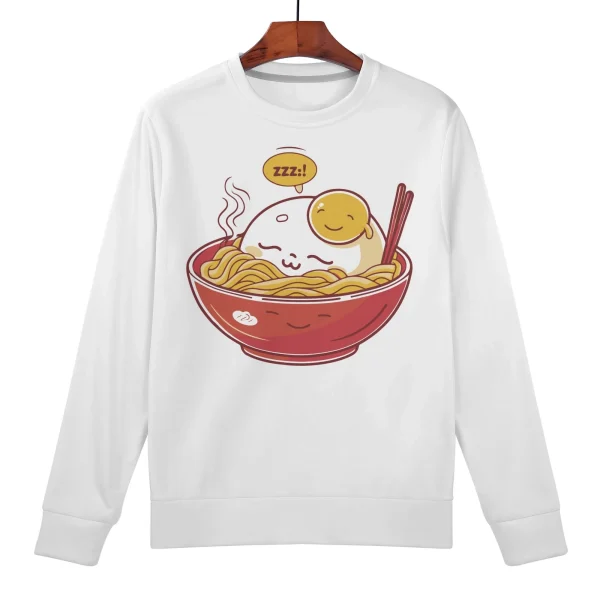 Modelo con sudadera blanca “Ramen Nap” sonriendo y brazos cruzados, fondo neutro.