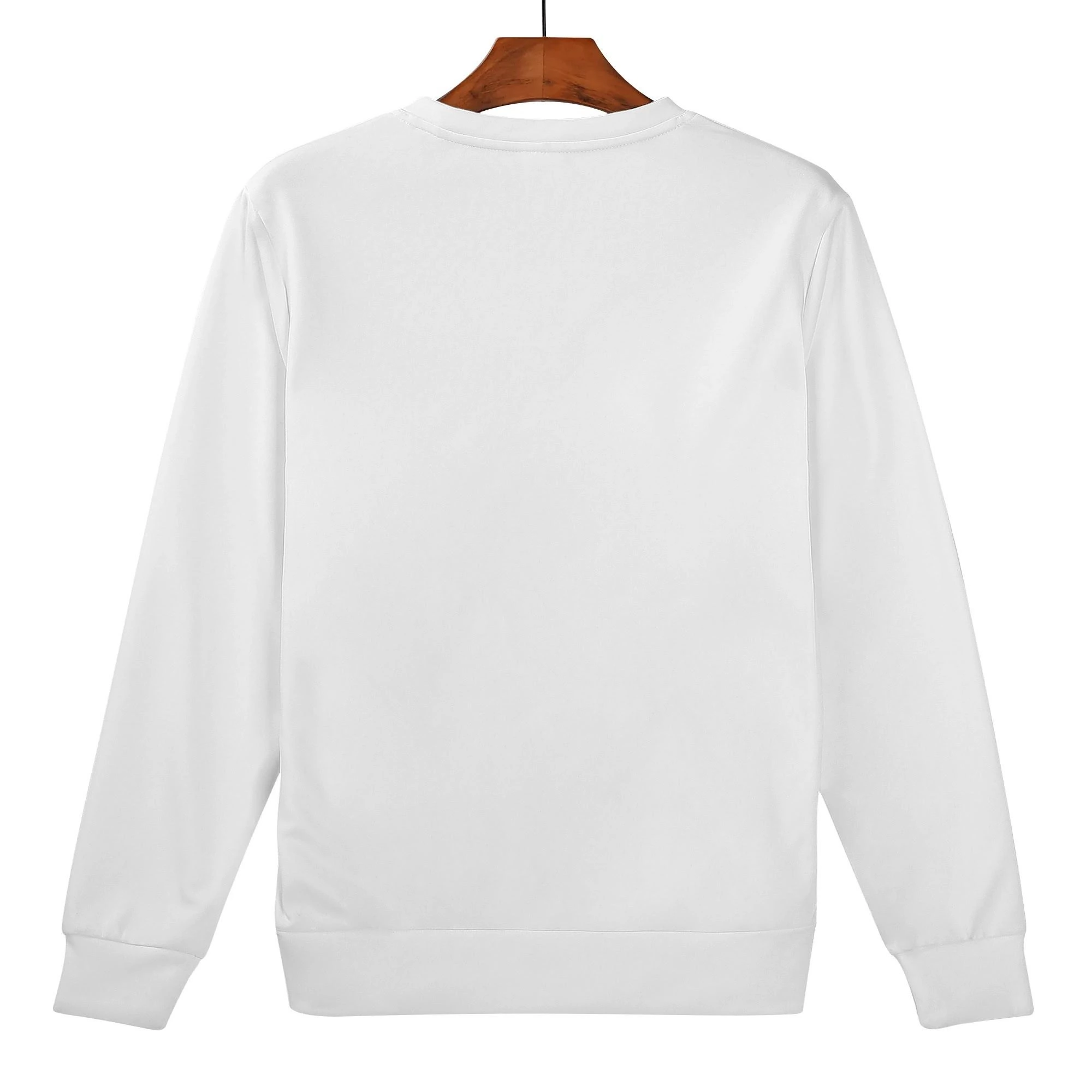 Modelo con sudadera blanca “Ramen Nap” sonriendo y brazos cruzados, fondo neutro.