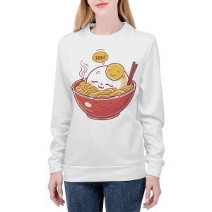 Modelo con sudadera blanca “Ramen Nap” sonriendo y brazos cruzados, fondo neutro.