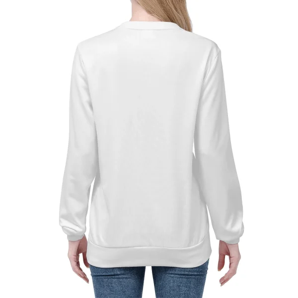 Modelo con sudadera blanca “Ramen Nap” sonriendo y brazos cruzados, fondo neutro.
