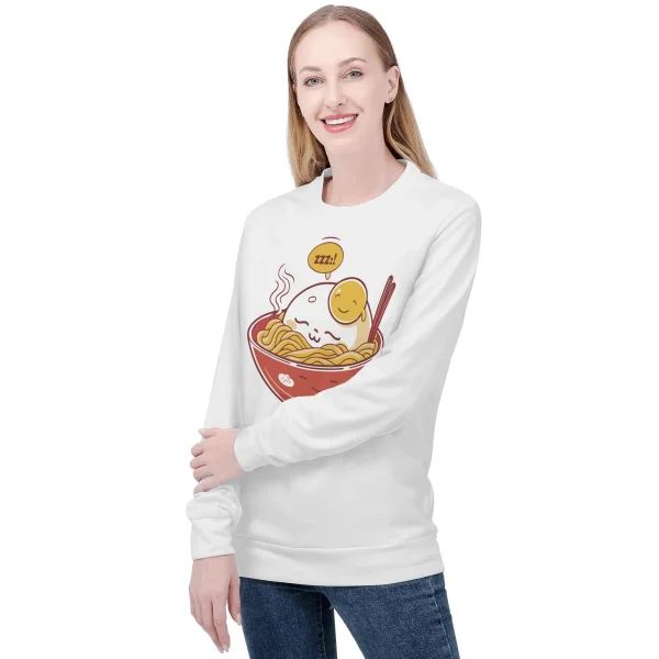Modelo con sudadera blanca “Ramen Nap” sonriendo y brazos cruzados, fondo neutro.