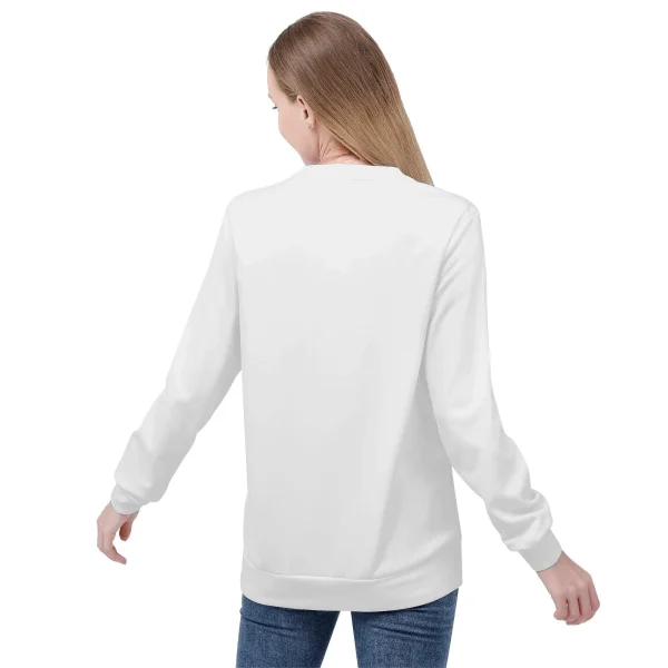 Modelo con sudadera blanca “Ramen Nap” sonriendo y brazos cruzados, fondo neutro.