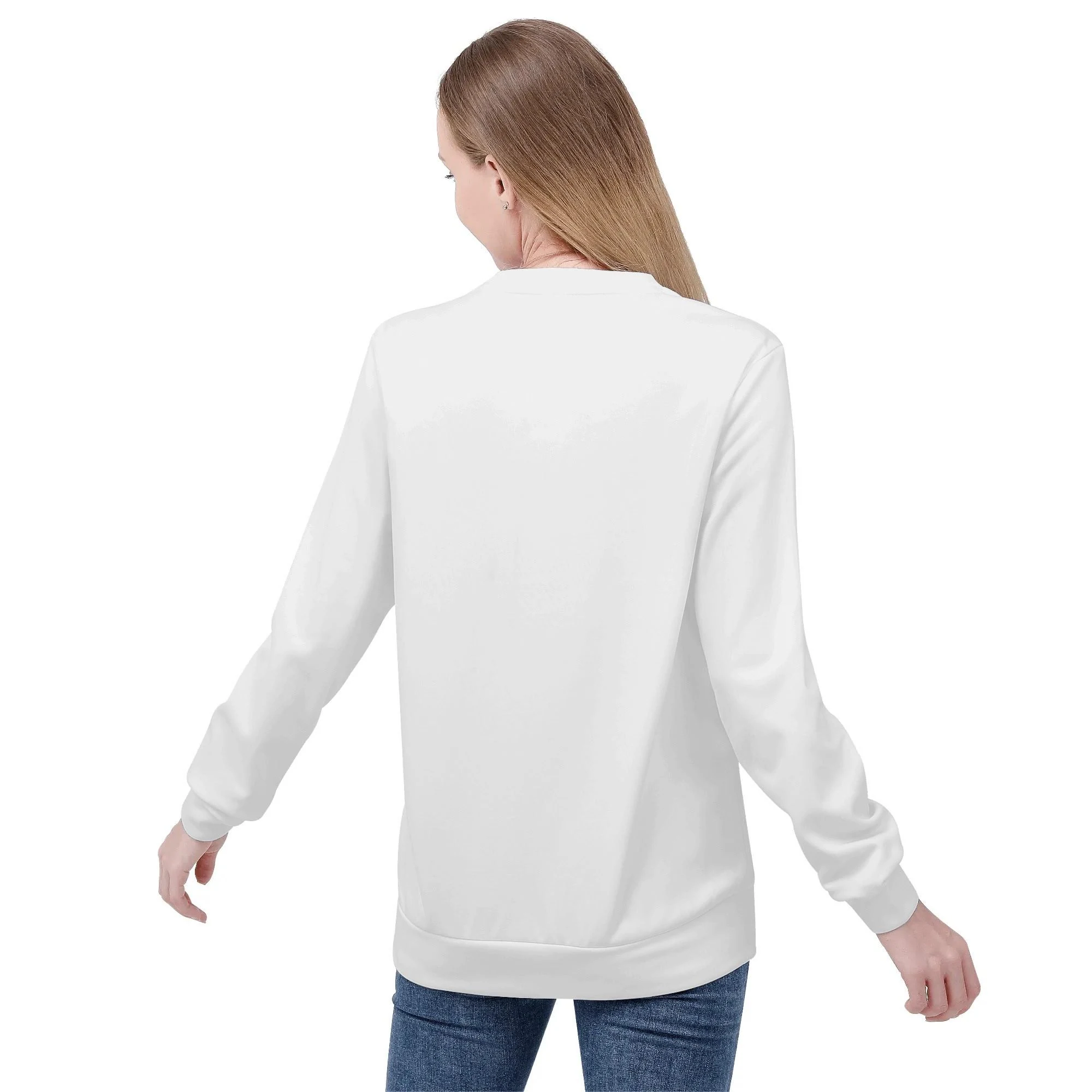 Modelo con sudadera blanca “Ramen Nap” sonriendo y brazos cruzados, fondo neutro.