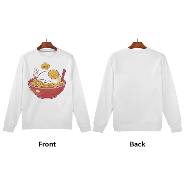 Modelo con sudadera blanca “Ramen Nap” sonriendo y brazos cruzados, fondo neutro.