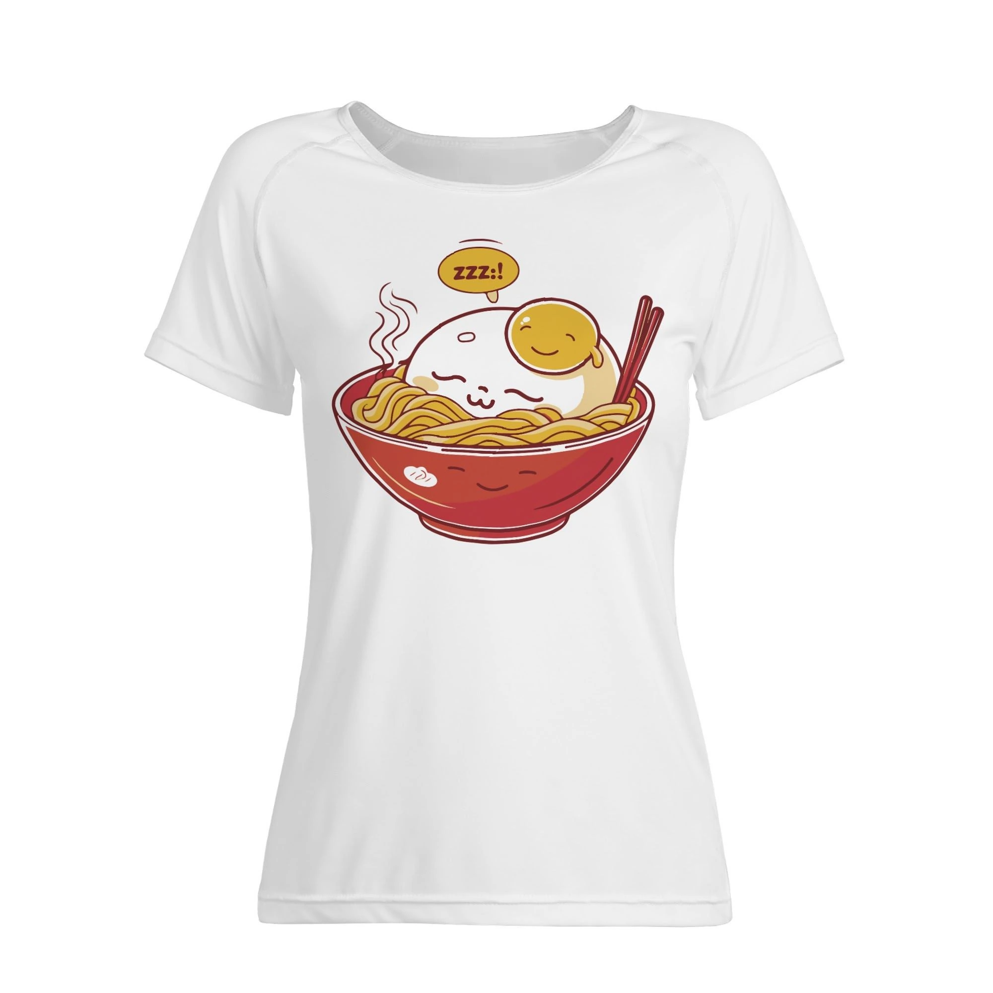 Modelo con camiseta blanca “Ramen Nap”, plano frontal mostrando el bol de ramen kawaii.